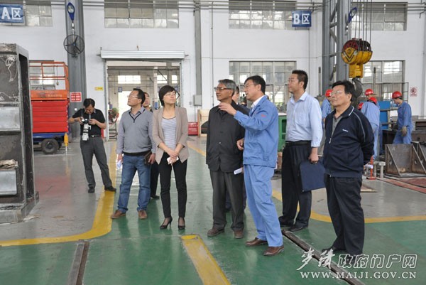 在鍛壓機床公司考察