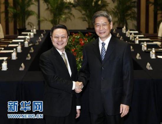 2月11日,國臺辦主任張志軍在南京與臺灣方面大陸委員會負責人王郁琦舉行雙方兩岸事務主管部門負責人首次正式會面。這是兩部門間建立常態化聯系溝通機制的開端。圖為張志軍(右)與王郁琦在舉行正式會面前握手。 新華社記者 沈伯韓 攝