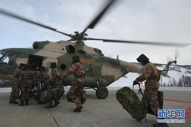 新疆軍區全力投入抗震救災 直升機連夜飛赴和田