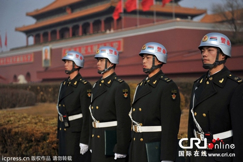 2014年3月2日,2014年全國兩會即將在北京召開。北京當(dāng)日天氣晴好,天安門廣場市民、游客增多,武警、警察加強(qiáng)巡邏,安保升級。圖為武警官兵在北京天安門城樓前筆直站立,認(rèn)真值守。