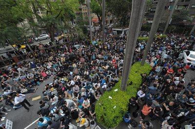臺灣學生及民眾沖擊立法機構 已有11人被送醫