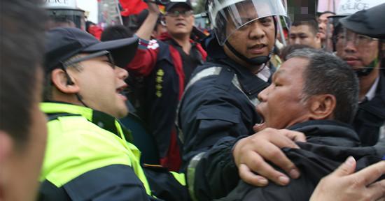 臺灣支持與反服貿(mào)團體“立法院”外起沖突(圖)