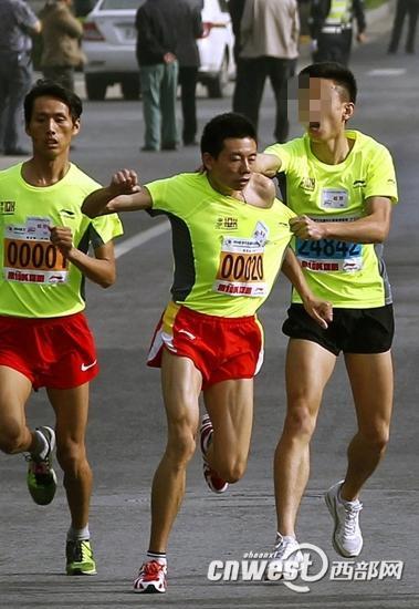 張寶強(qiáng)在西安路跑比賽時(shí),被一位參賽男選手暴打。查看更多組圖