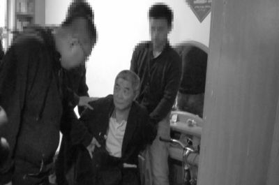 向南夫被警方抓獲。
