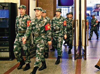 昨日,民兵在北京站巡邏。