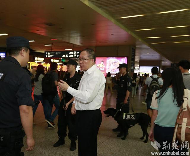 李鴻忠周日訪武昌火車站 問(wèn)特警:是真槍實(shí)彈嗎