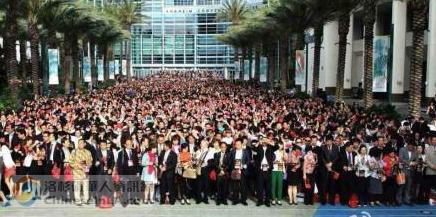 中國7000人旅行團(tuán)在美國唱國歌升國旗(圖)