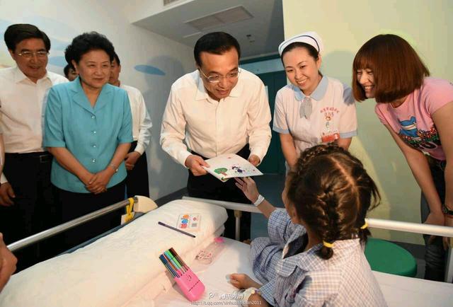李克強到醫院看望孤殘兒童 與孩子們互贈禮物