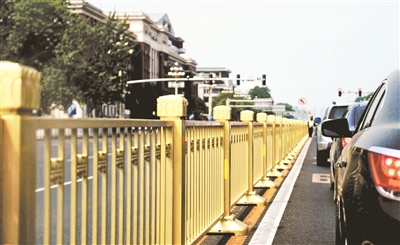 從復興門到建國門,長安街一線全部更換為金色護欄
