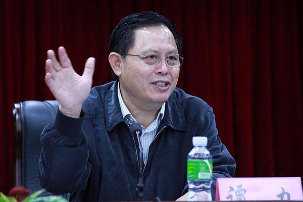 譚力兩大愛好:迷戀收藏高檔相機和喂養藏獒