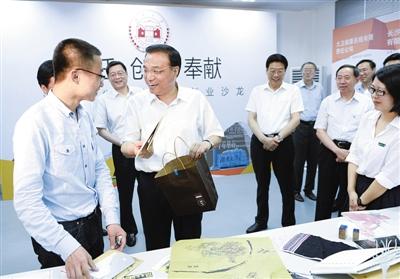 李克強(qiáng)視察高鐵工地:鐵路建設(shè)要追求社會(huì)效益