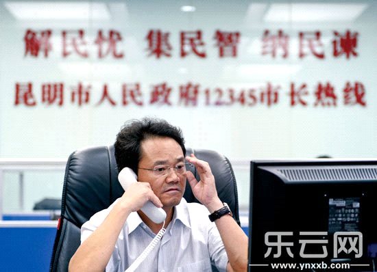 2014年7月31日下午,常務(wù)副市長(zhǎng)李喜坐鎮(zhèn)“12345”市長(zhǎng)熱線辦公室,接聽市民來電并回復(fù)網(wǎng)友的提問。本報(bào)記者 楊映波 攝