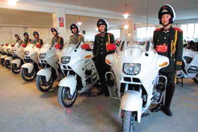 2003年底,護(hù)衛(wèi)隊員列隊告別心愛的坐騎“寶馬”摩托車。資料圖片