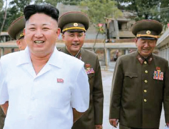 圖為今年8月18日《勞動新聞》報道的朝鮮第一委員長金正恩訪問連豐科學家修養所時隨同訪問的國防委設計局長馬元春(音,中),右側是軍方總政治局長黃炳瑞。