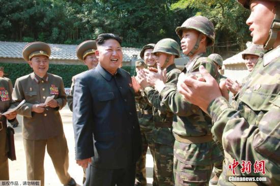 據(jù)朝中社7月15日報道,朝鮮最高領導人金正恩視察了駐守最前沿的朝鮮人民軍第171部隊直屬民警哨所和部隊所屬第二營第三連哨所。