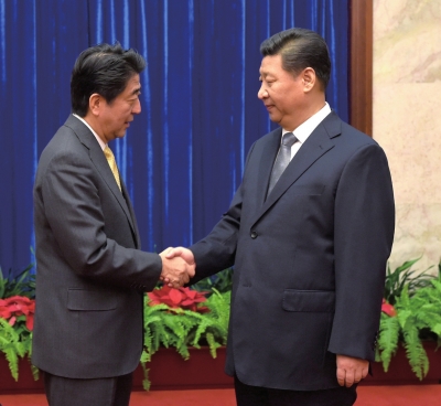 昨天,習(xí)近平在人民大會堂會見日本首相安倍晉三。新華社發(fā)