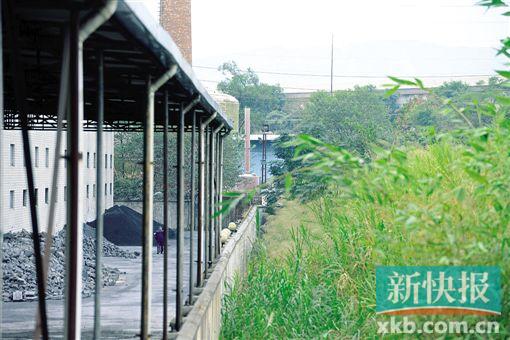 警方在監獄附近一廢棄廠房邊抓獲李孟軍。新快報記者 曾泓/攝