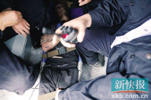 李孟軍(中)落網。新華社發
