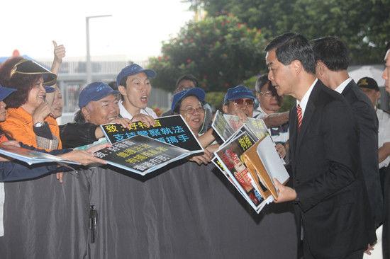 香港特首梁振英接受“挺警執法”市民簽名(圖)