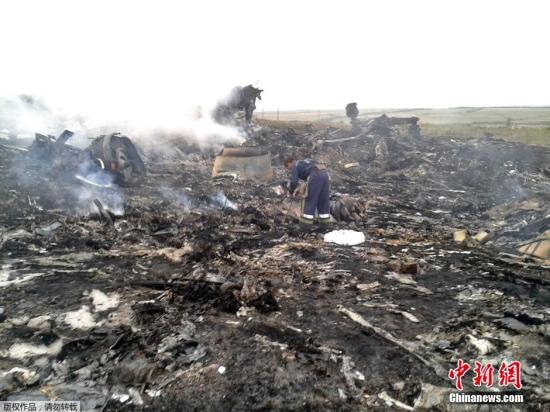俄羅斯國防部21日公布馬航MH17空難當天該空域的衛星監控信息稱,空難前客機偏離了既定航線,進入烏軍“山毛櫸”對空導彈系統的活動范圍,同時,事發前距客機3至5公里處發現了一架烏克蘭戰斗機,據推測或為蘇-25戰機。圖為馬航波音777客機在頓涅茨克地區墜毀的現場。