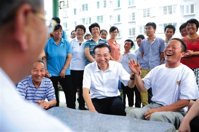 7月24日,山東德州袁橋社區,李克強與居民拉家常。當日,李克強將這個普通社區作為山東考察“首站”,調研“新型城鎮化”農民進城后是否能得到實惠。