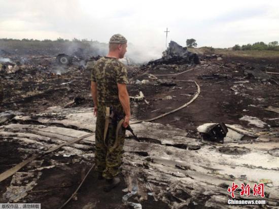 資料圖:北京時間1:30,MH17的黑匣子在距離俄邊境60公里處找到。馬來西亞航空公司確認,該公司從阿姆斯特丹飛往吉隆坡的MH17航班失聯,并稱最后與該客機取得聯系的地點在烏克蘭上空。烏克蘭空管部門隨后證實馬航MH17航班墜毀。