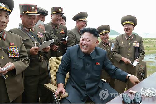 金正恩指導(dǎo)火箭炮試射據(jù)稱已達(dá)到軍事要求(圖)