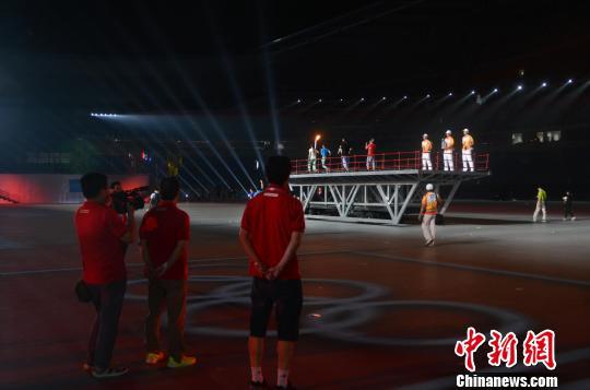 8月16日凌晨,南京青奧會開閉幕式總導(dǎo)演陳維亞指導(dǎo)點火演練傅藝明攝