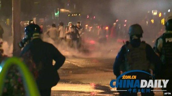 美國當(dāng)?shù)鼐骄媸就撸粝_始前不散去將被逮捕。隨后警方發(fā)煙霧彈以驅(qū)散示威者。