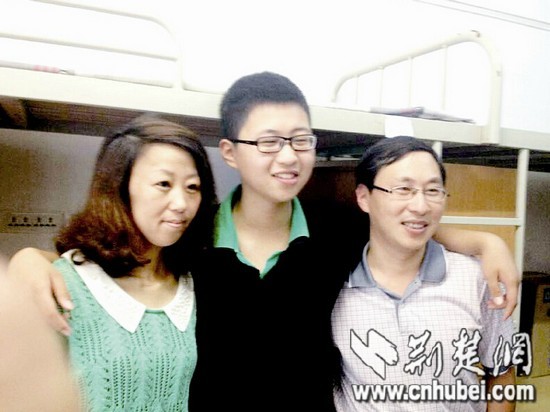 圖為:汪逸凡和父母在寢室里合影