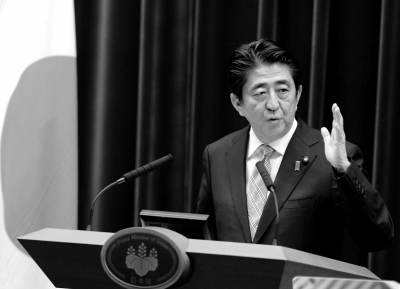 11月18日,在日本東京首相官邸,日本首相安倍晉三向記者發(fā)表講話(huà)。新華社發(fā)