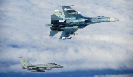 資料圖:英國空軍臺風戰斗機攔截俄軍滿掛彈蘇27機群。