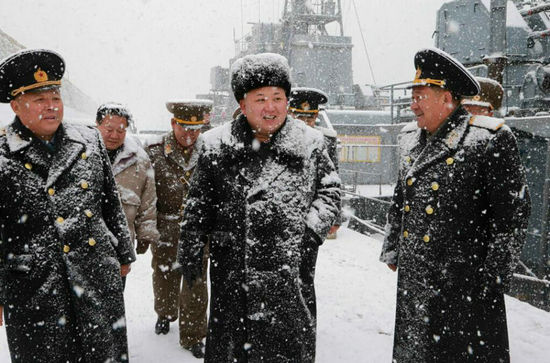 原文配圖:金正恩冒雪視察潛艇部隊。