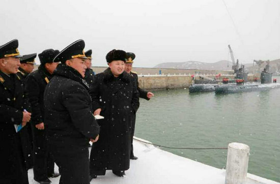 原文配圖:金正恩冒雪視察潛艇部隊。