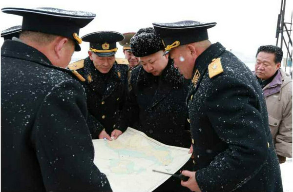 原文配圖:當地時間2014年12月13日報道,根據朝鮮《勞動新聞》報道,朝鮮最高領導人金正恩視察海軍潛艇部隊,朝鮮下大雪,只見在戶外的金正恩身上都被白雪覆蓋。圖片來源:國際在線
