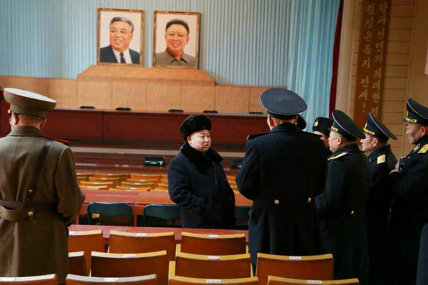 原文配圖:當地時間2014年12月13日報道,根據朝鮮《勞動新聞》報道,朝鮮最高領導人金正恩視察海軍潛艇部隊,朝鮮下大雪,只見在戶外的金正恩身上都被白雪覆蓋。圖片來源:國際在線