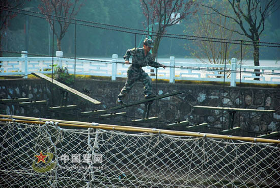 資料圖:解放軍南京政治學院組織學員開展軍事技能訓練。