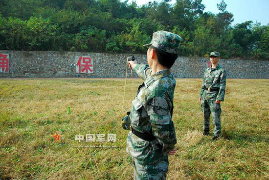 資料圖:解放軍南京政治學院組織學員開展軍事技能訓練。