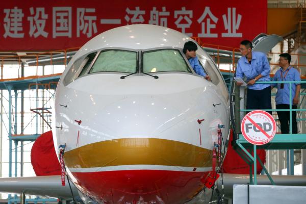 技術人員在上海對ARJ21-700飛機進行技術測試。 王辰 澎湃資料