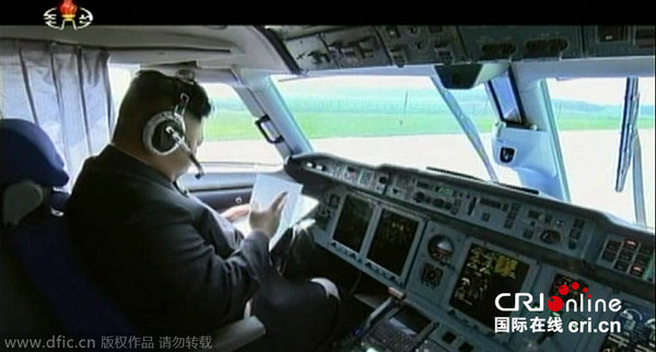 原文配圖:當(dāng)?shù)貢r間2014年12月30日報道,朝鮮電視臺播放紀(jì)錄片,播出金正恩在飛行員的指導(dǎo)下親自駕駛飛機(jī)的畫面,展現(xiàn)朝鮮領(lǐng)導(dǎo)人的的英姿颯爽。圖片來源:東方IC