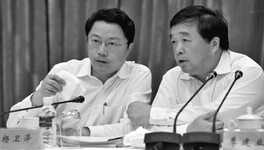 南京市原市長季建業落馬14 個月后,南京市委書記楊衛澤也因涉嫌違紀違法,接受組織調查。圖為2012 年楊衛澤(左)和季建業(右)參加南京市“兩會”。 CFP