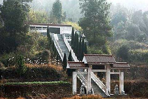 季建業們“自挖”豪華墳墓:迷信風水借機斂財
