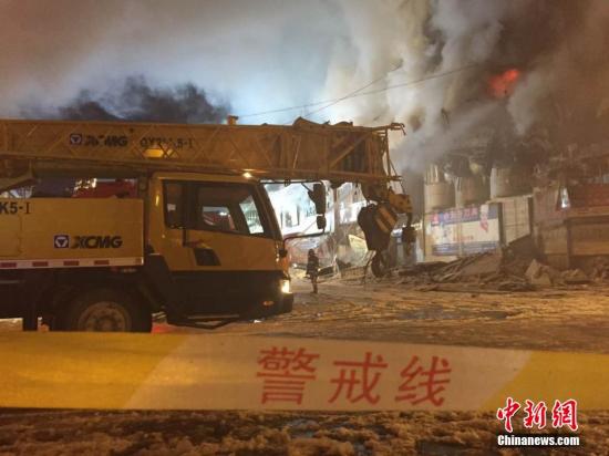 哈爾濱倉(cāng)庫(kù)大火坍塌:已致3名消防員犧牲(圖)