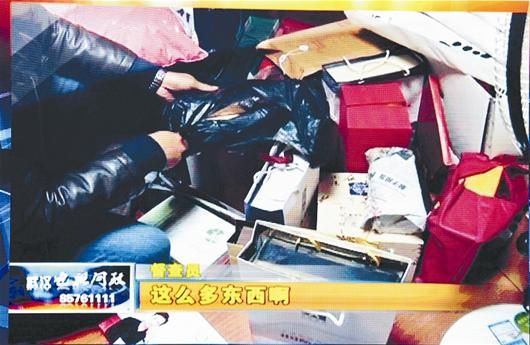 電視問政現(xiàn)場播放的暗訪短片,曝光江漢區(qū)衛(wèi)計委主任在辦公室堆放大量禮品 記者姚品攝