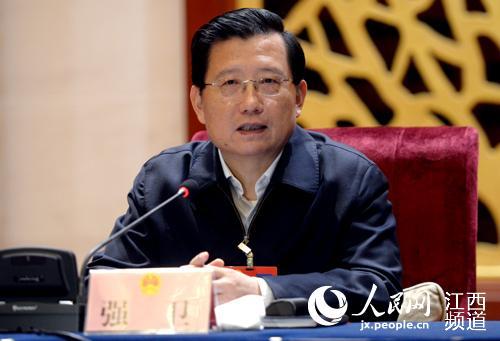 人民南昌1月27日電(記者秦海峰)江西省十二屆人大四次會議27日上午在南昌開幕。27日下午,江西省委書記強衛在贛州代表團聽取代表發言后表示,自己常常不帶隨從、不帶警衛到村里和老百姓聊天,最近兩次到村里走訪發現,基層代表很努力,也很辛苦,但是群眾不知情、不買賬、不認可。