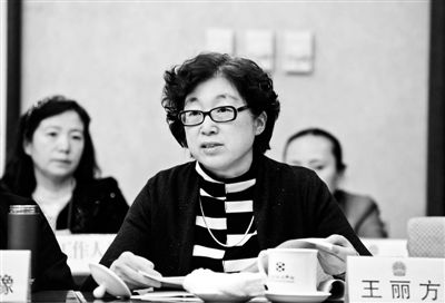 去年10月15日,中共中央總書記、國家主席、中央軍委主席習近平在北京主持召開文藝工作座談會時表示,不要搞“奇奇怪怪的建筑”。清華大學建筑學院教授王麗方在接受北青報記者專訪時表示,在我國,追求資本和追求政績是奇怪建筑的根源。