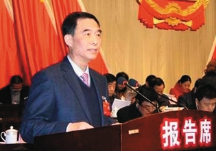 2月6日,山西省運城市鹽湖區人代會上,鹽湖區人大主任李治正在作五言詩報告。