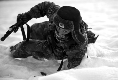 本月9日,新疆軍區阿勒泰軍分區邊防戰士在雪地里練習戰術動作。新華社發