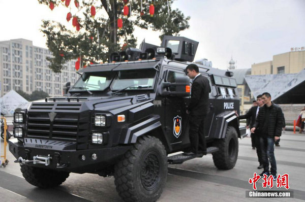 原文配圖:民眾爬特警防暴車好奇參觀。