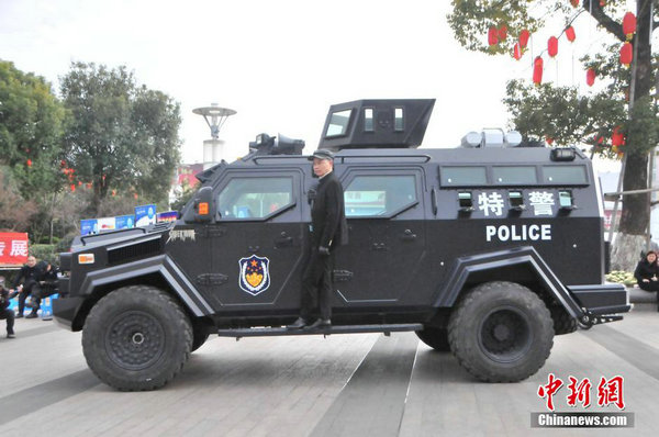 原文配圖:民眾爬特警防暴車好奇參觀。